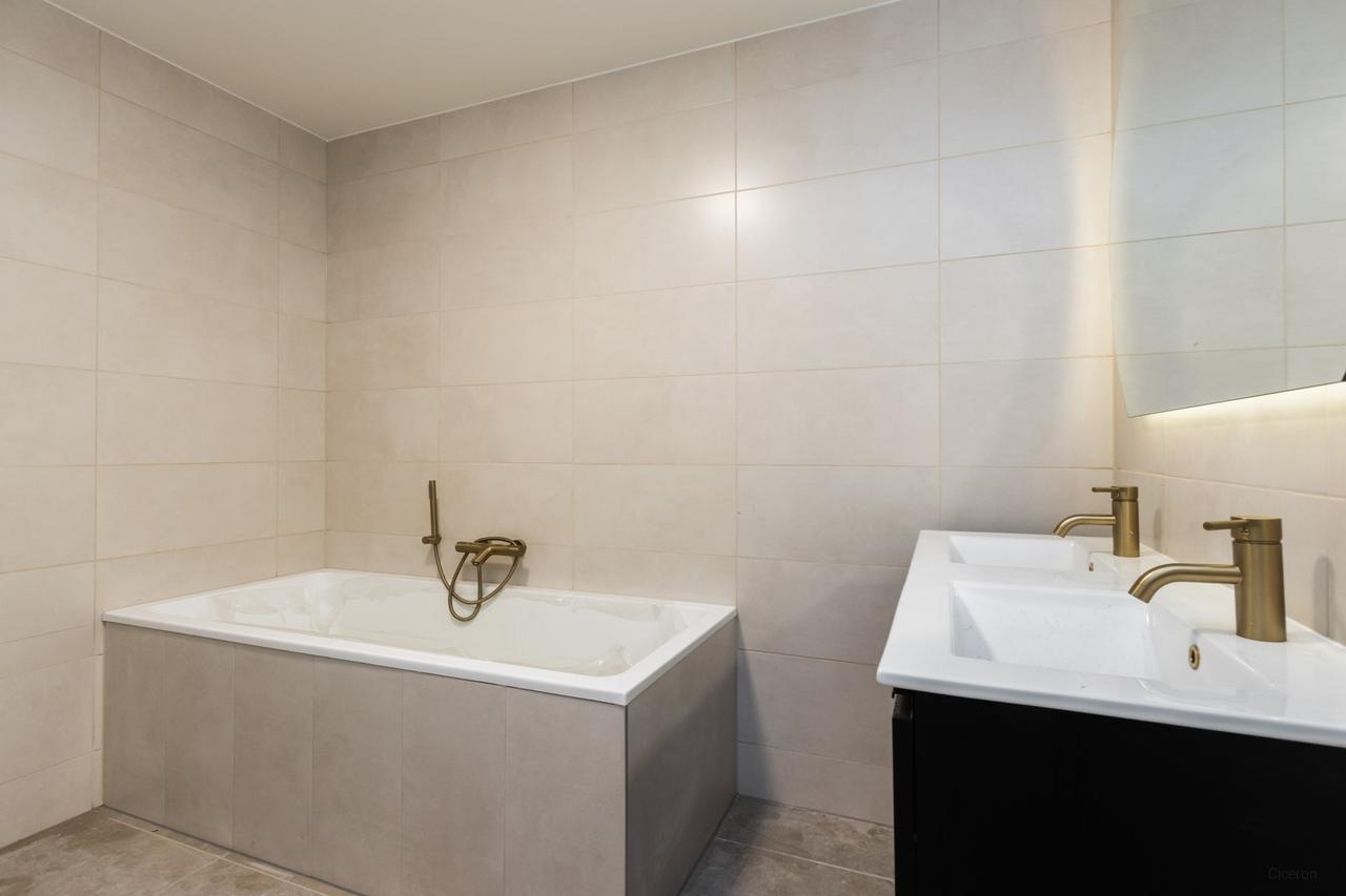 New Apartment with Elevator and Balcony - Image 12