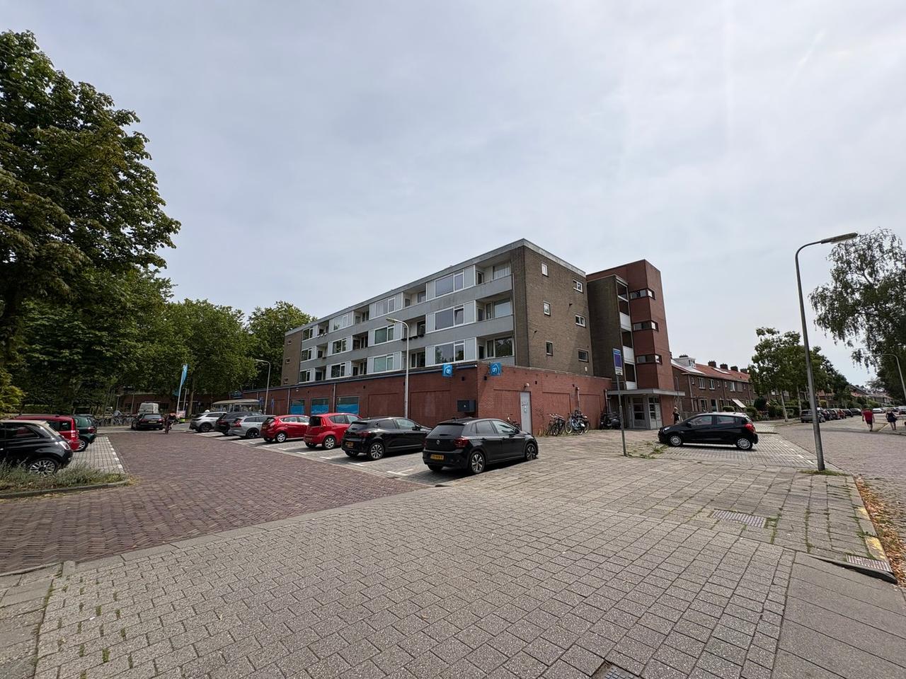 Apartment with Balcony and 2 Bedrooms - Image 1