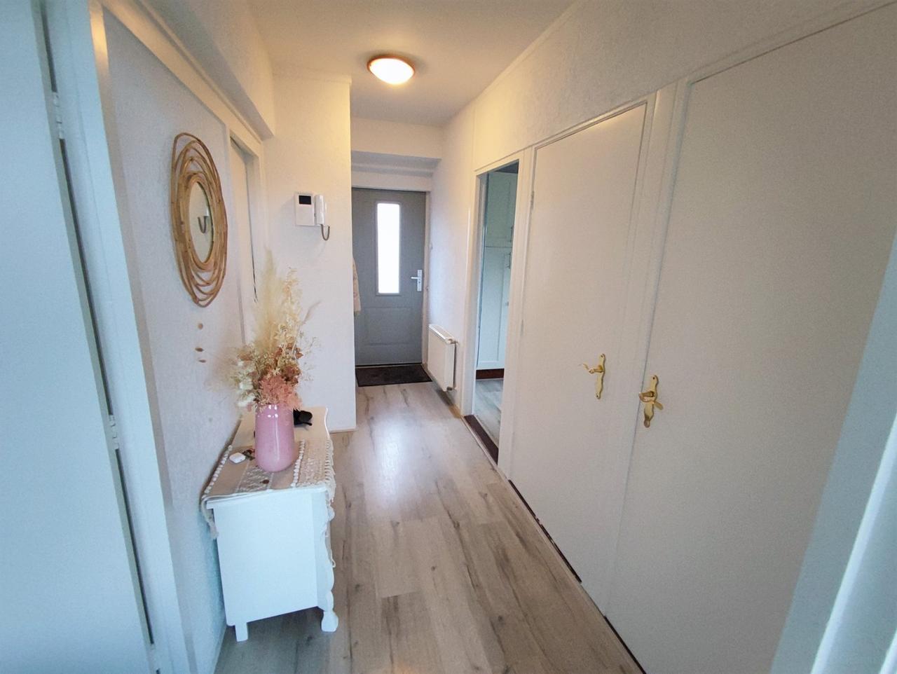 Apartment with Balcony and 2 Bedrooms - Image 2