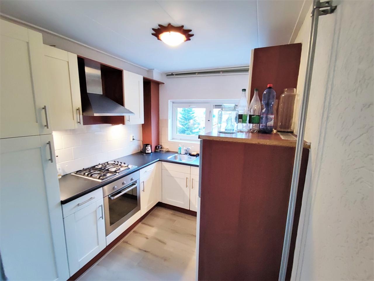 Apartment with Balcony and 2 Bedrooms - Image 4