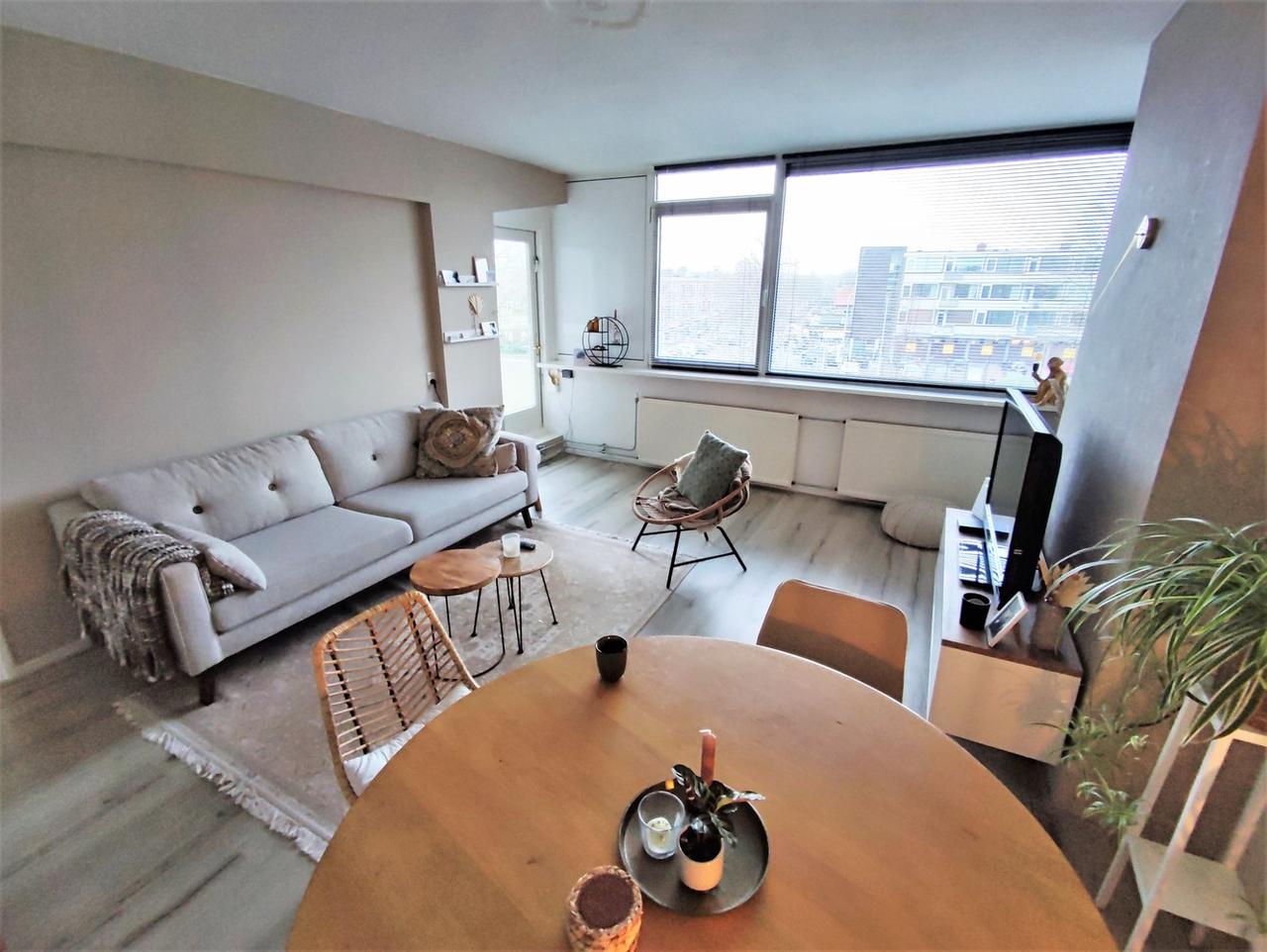 Apartment with Balcony and 2 Bedrooms - Image 5