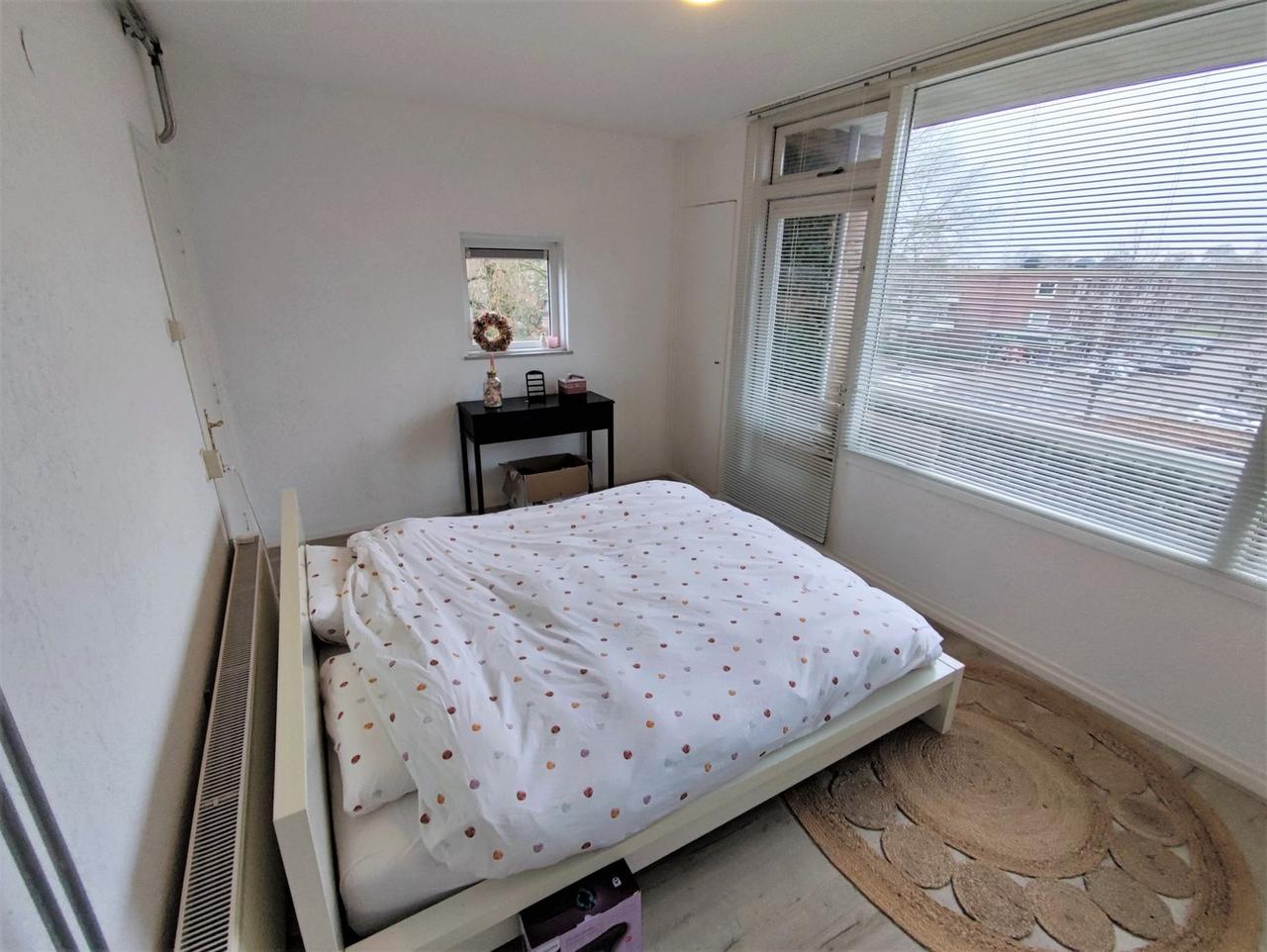 Apartment with Balcony and 2 Bedrooms - Image 8