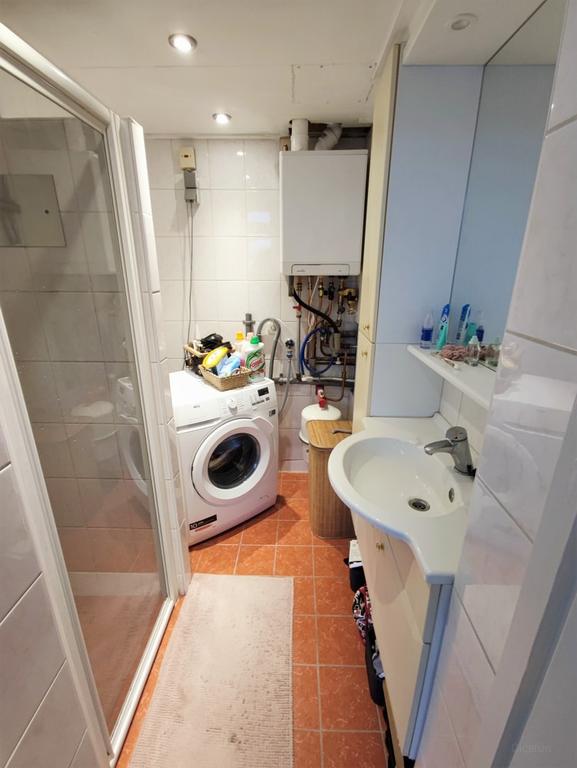 Apartment with Balcony and 2 Bedrooms - Image 9
