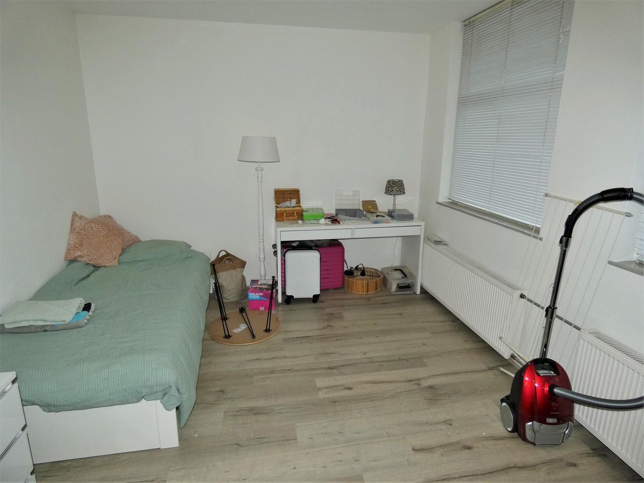 Apartment with Balcony and 2 Bedrooms - Image 11