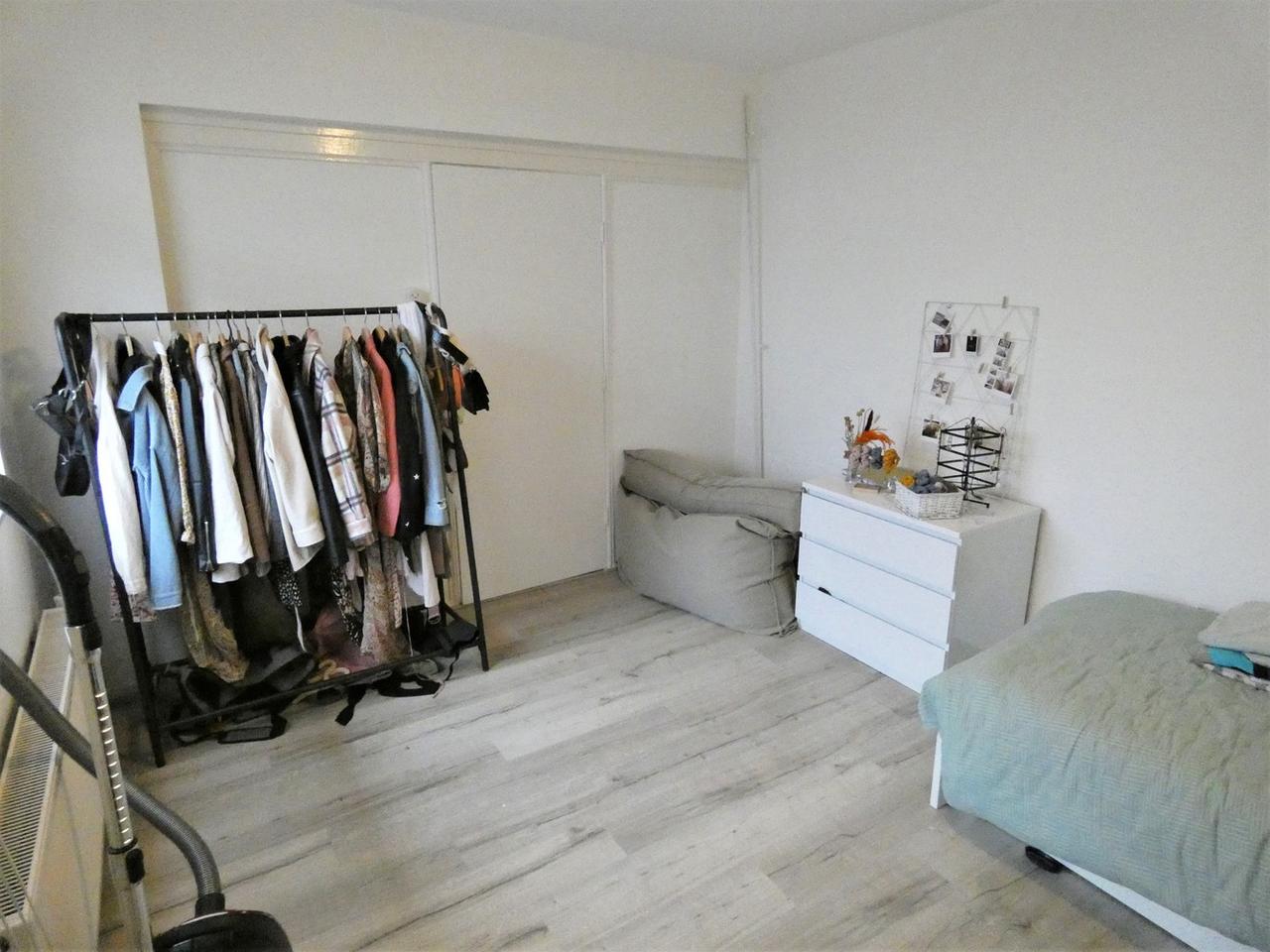 Apartment with Balcony and 2 Bedrooms - Image 12
