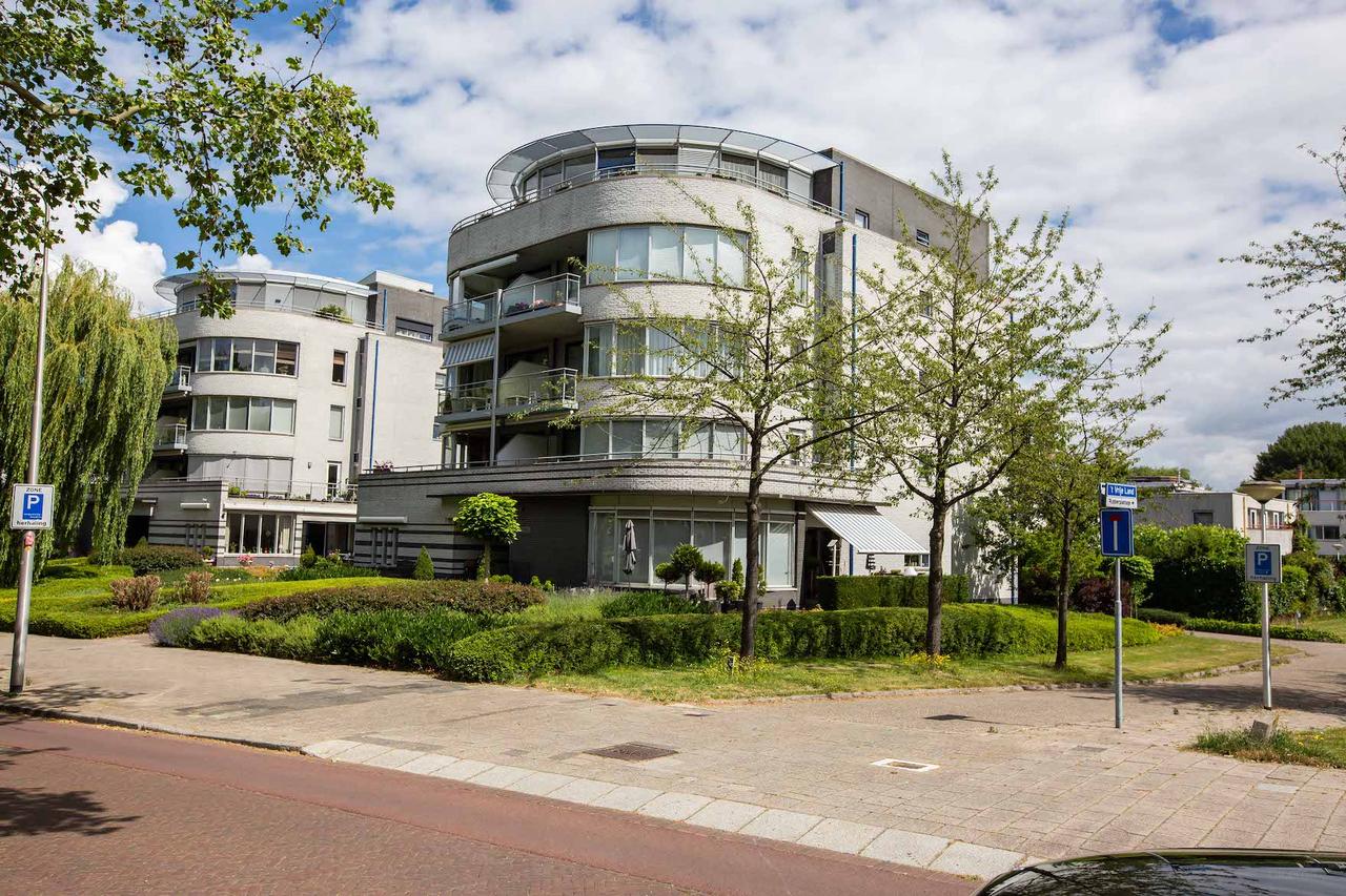 Furnished 2-Bedroom Canal-View Apartment - Image 1
