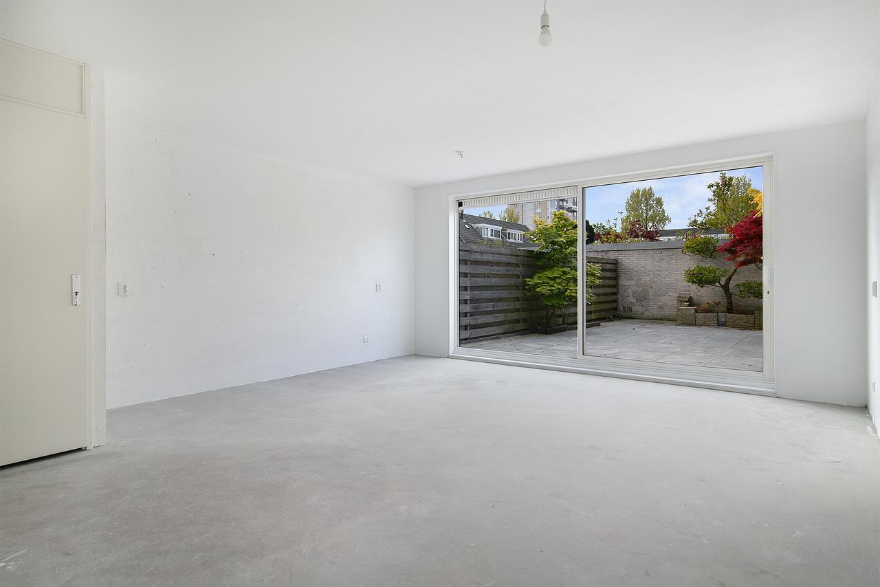 Family Home with Garden and 4 Bedrooms - Image 3