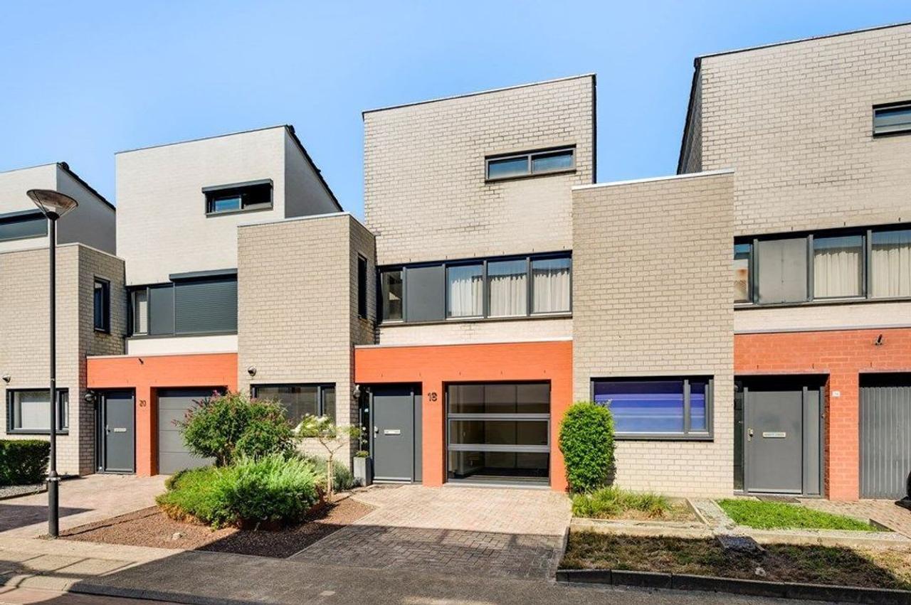 5 slaapkamers en tuin in Meerssen - Afbeelding 1