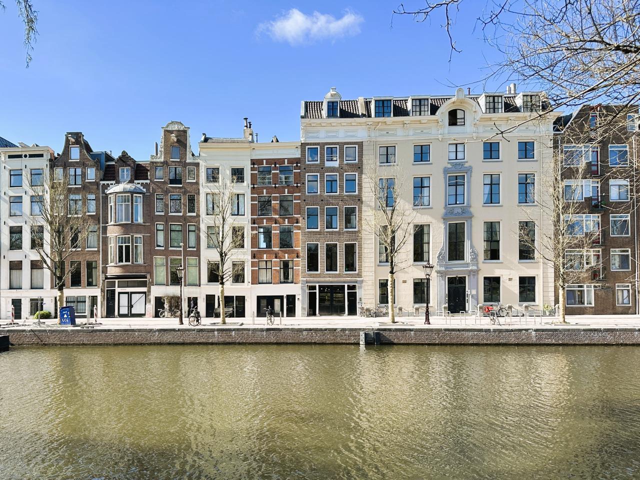 Double upper-floor apartment with canal-side balcony - Image 1