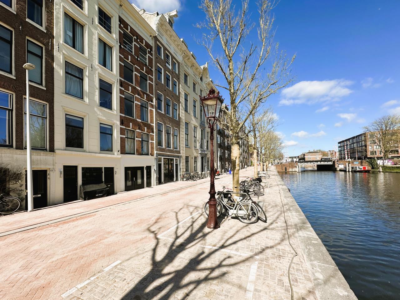 Double upper-floor apartment with canal-side balcony - Image 2