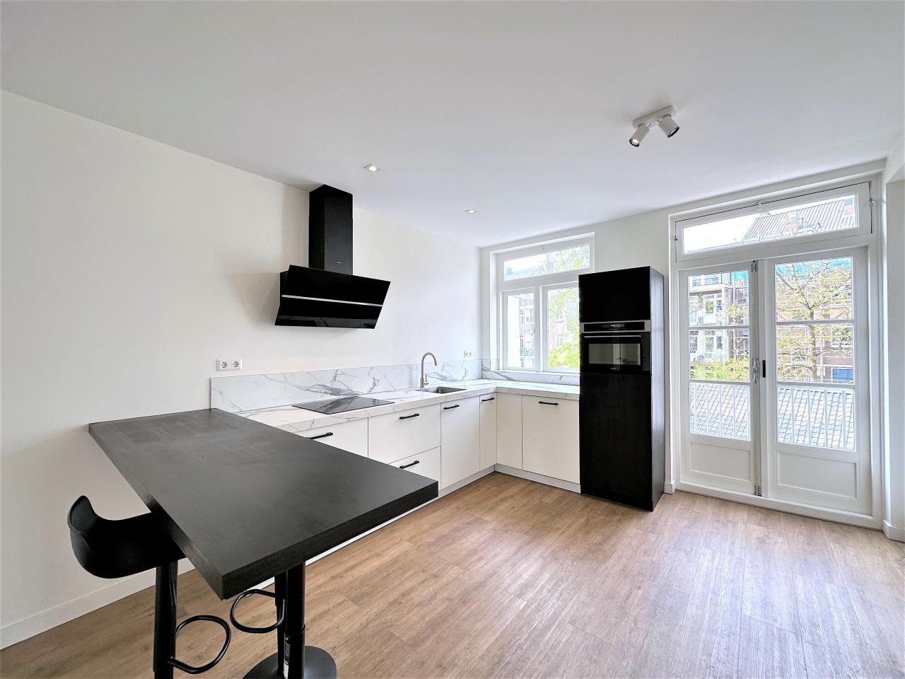 Double upper-floor apartment with canal-side balcony - Image 3