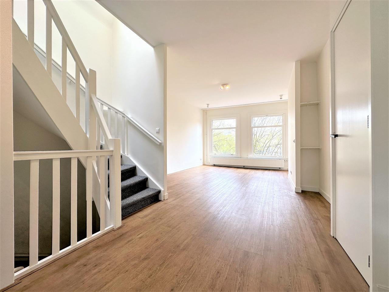 Double upper-floor apartment with canal-side balcony - Image 4