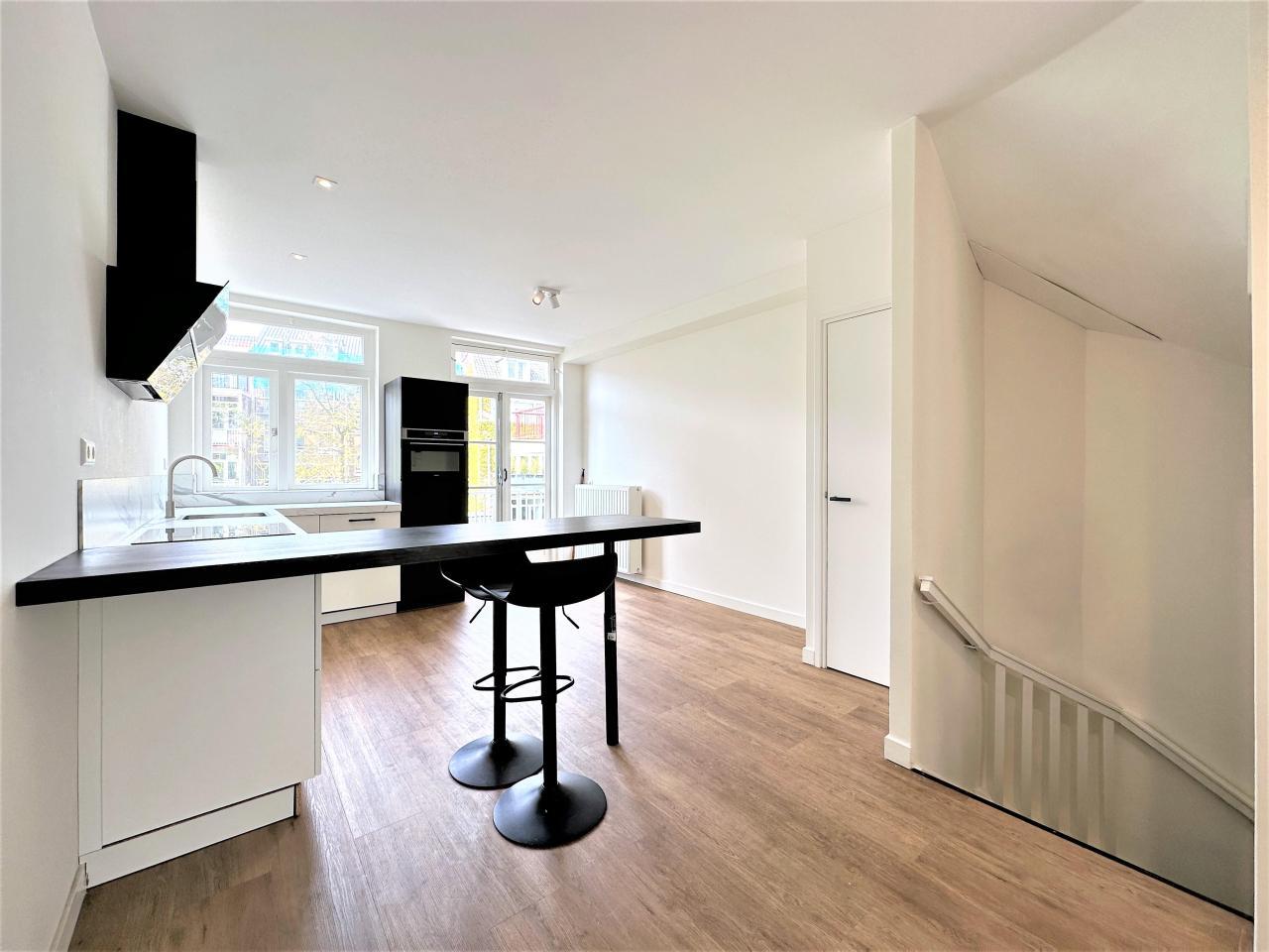 Double upper-floor apartment with canal-side balcony - Image 5