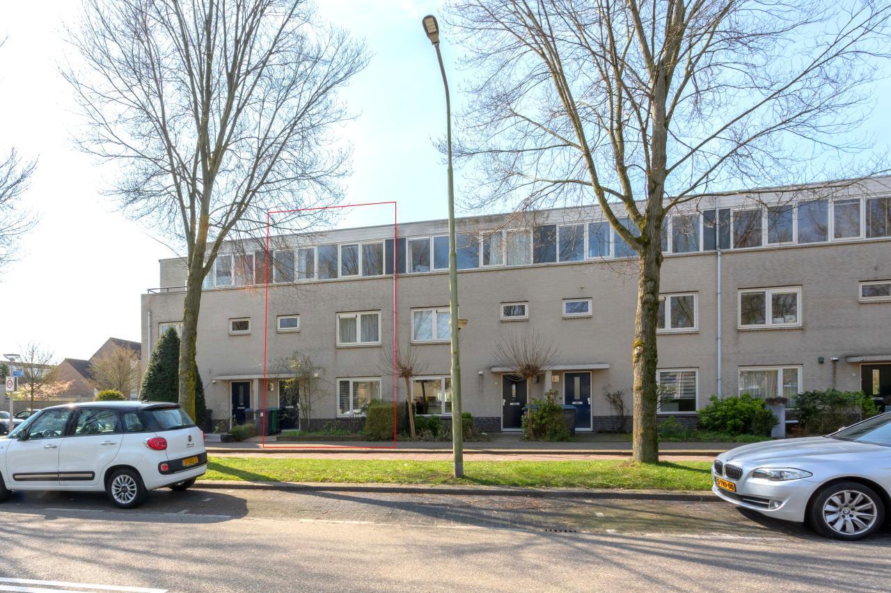 5-bedroom family home with garden - Image 1