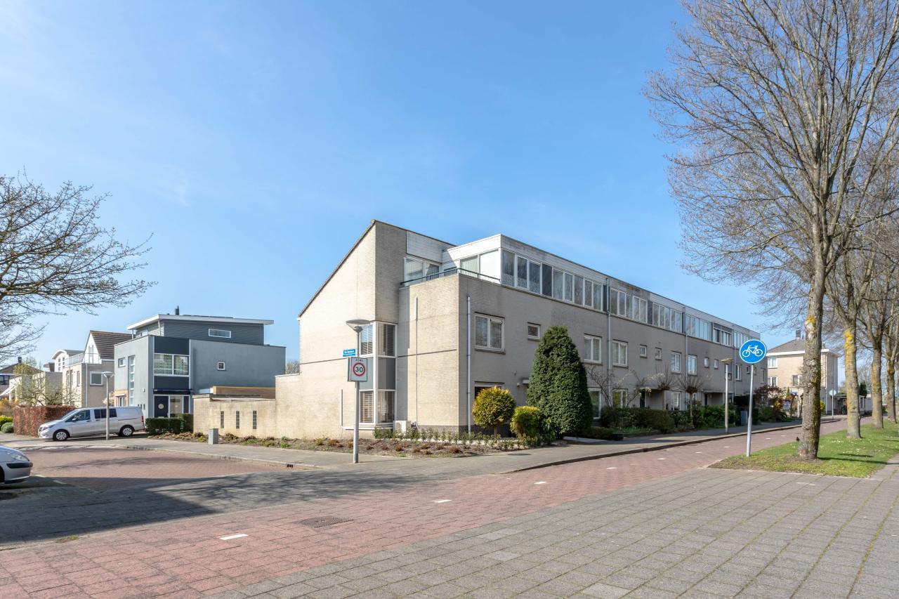 5-bedroom family home with garden - Image 2