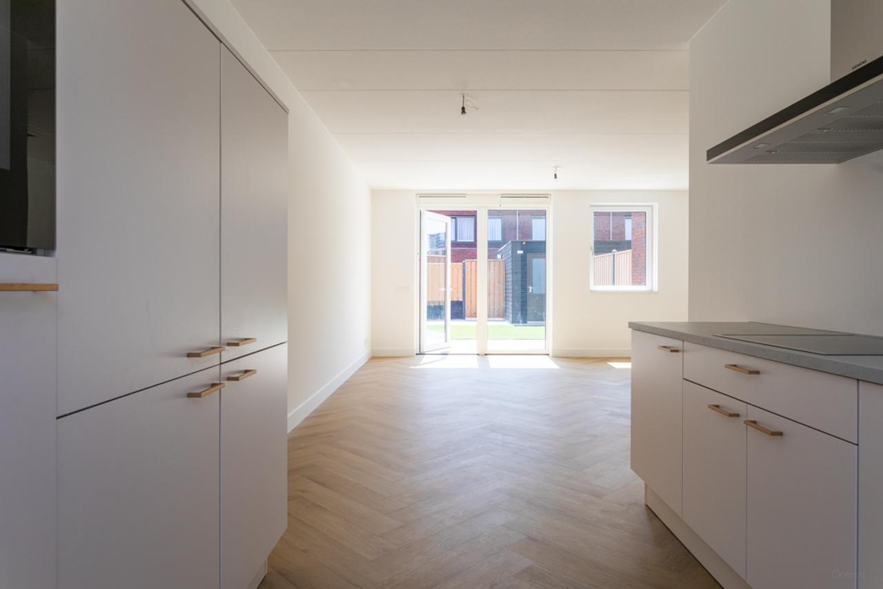 Family Home with Garden and Private Parking Spot - Image 1