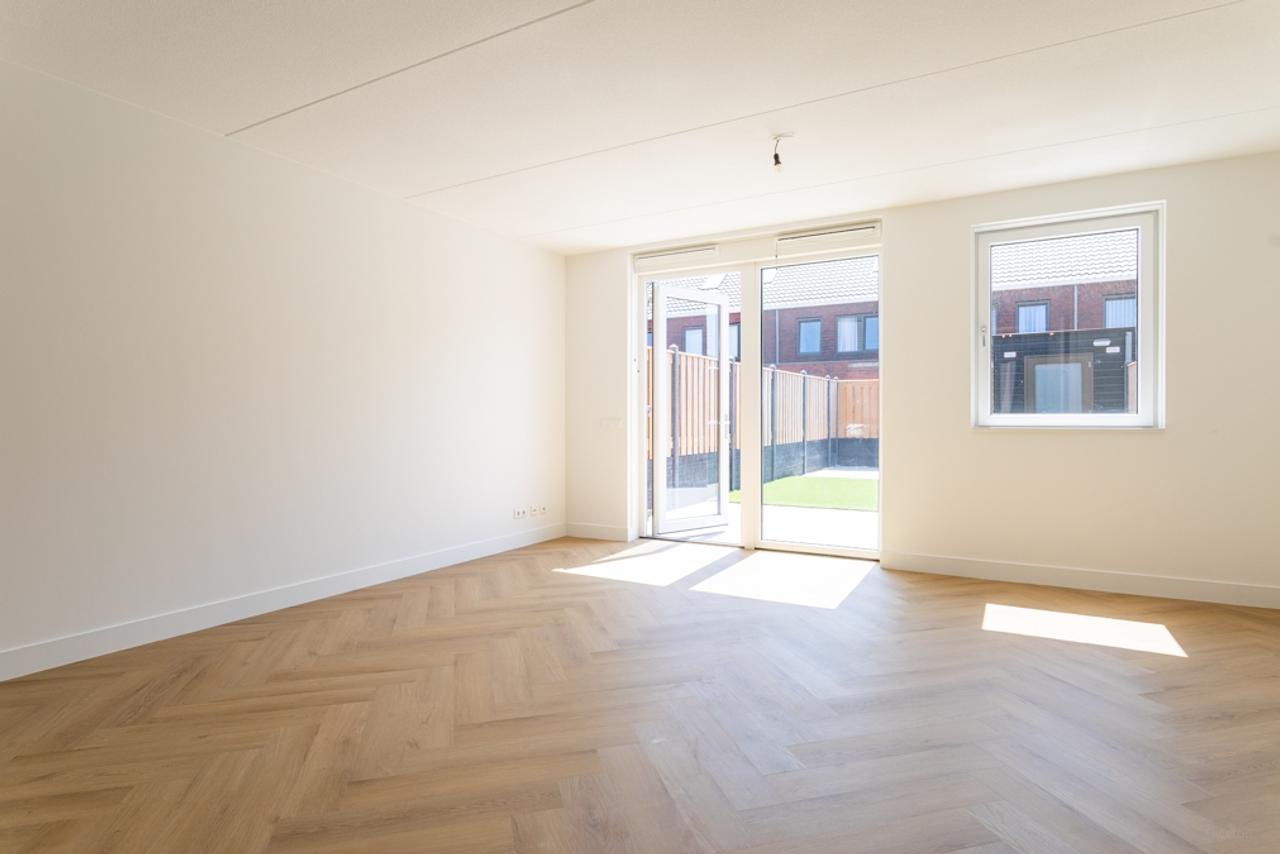Family Home with Garden and Private Parking Spot - Image 2