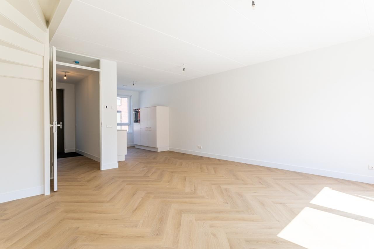 Family Home with Garden and Private Parking Spot - Image 3