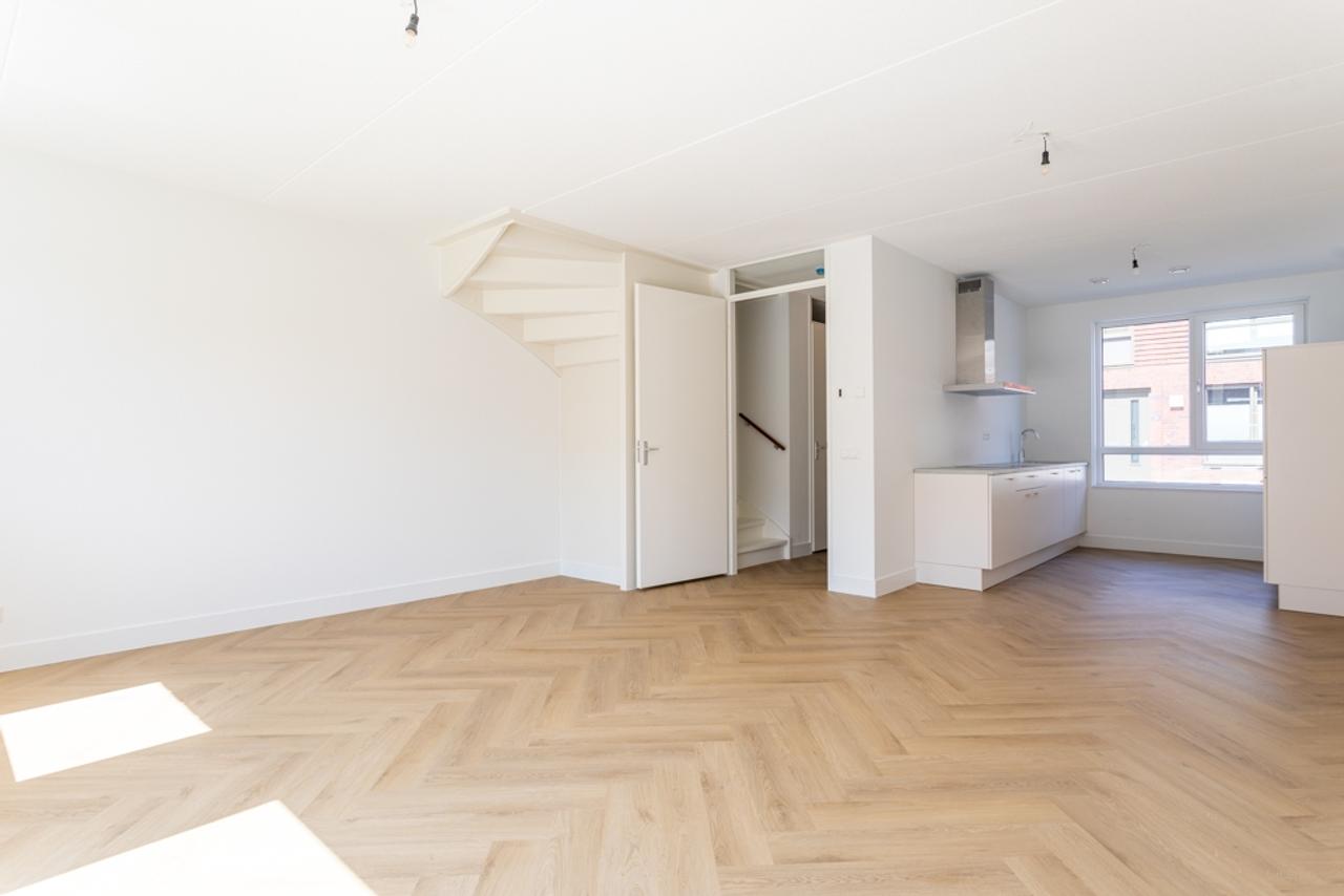 Family Home with Garden and Private Parking Spot - Image 4