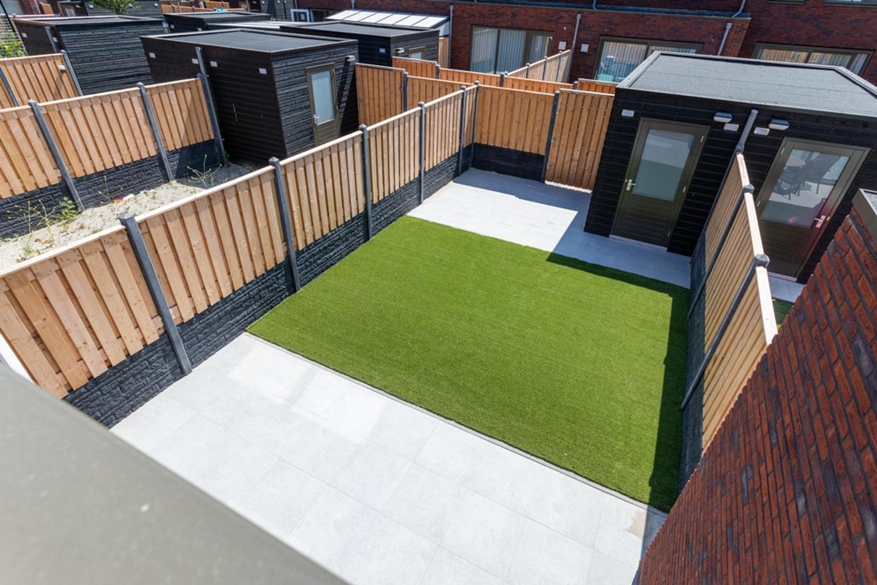Family Home with Garden and Private Parking Spot - Image 5