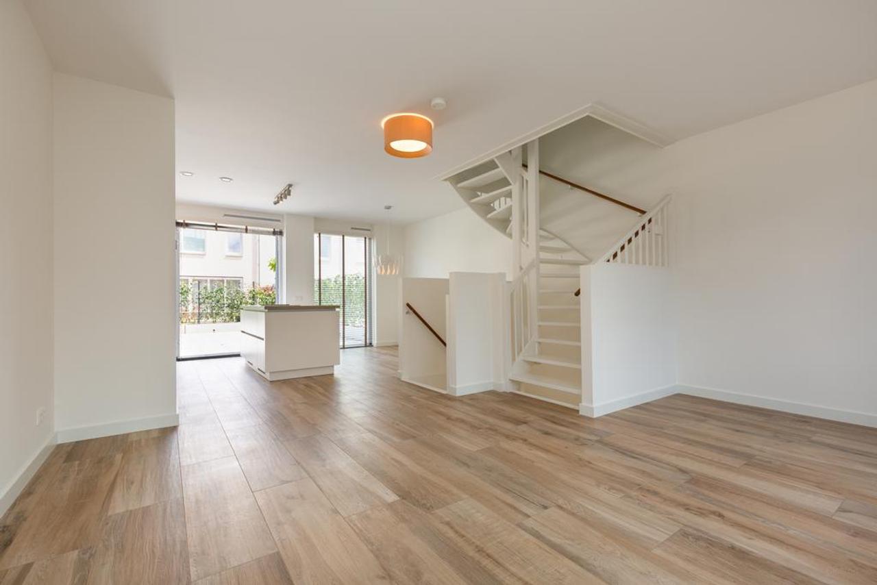 Waterfront Townhouse with Garden and Parking - Image 1