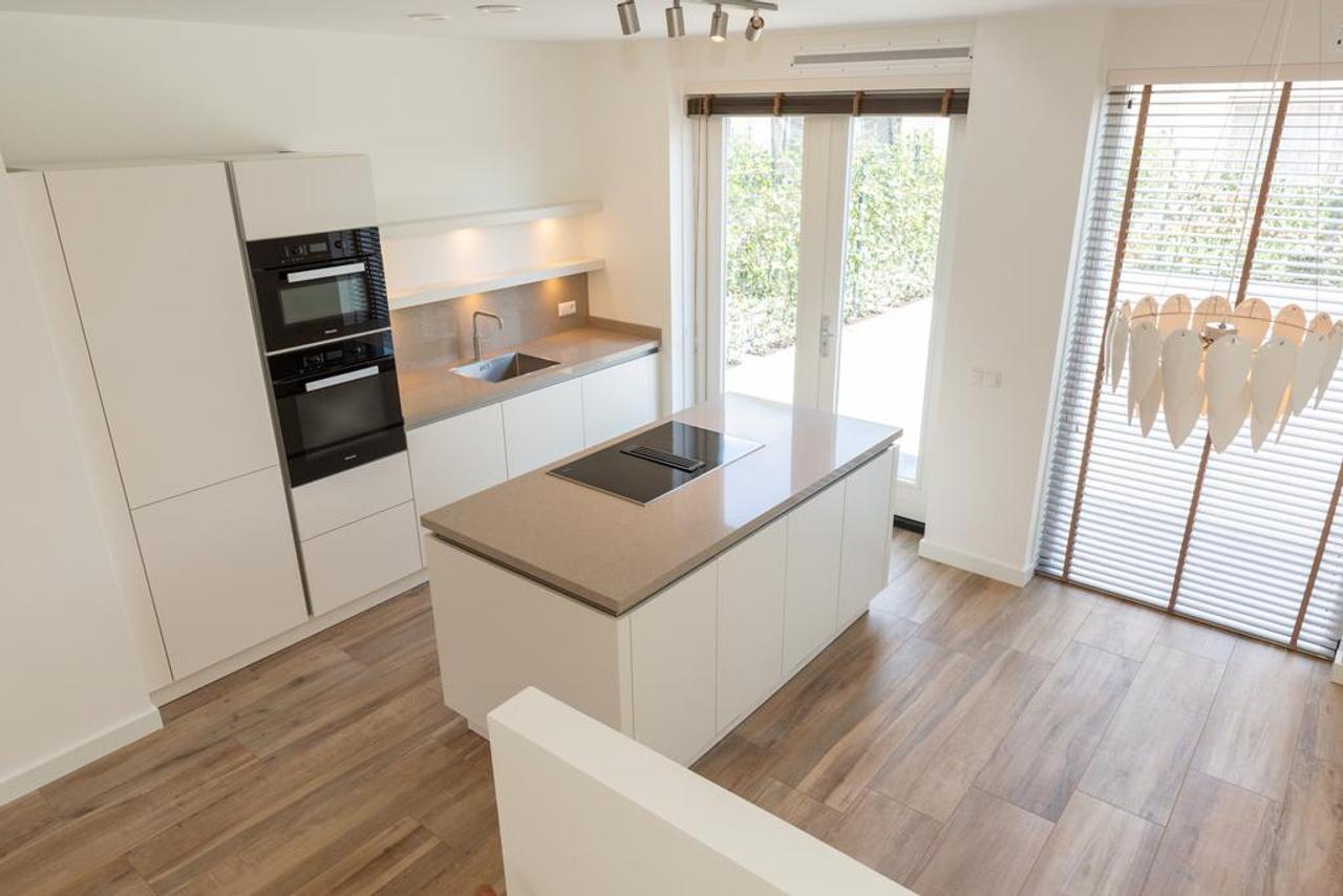 Waterfront Townhouse with Garden and Parking - Image 2