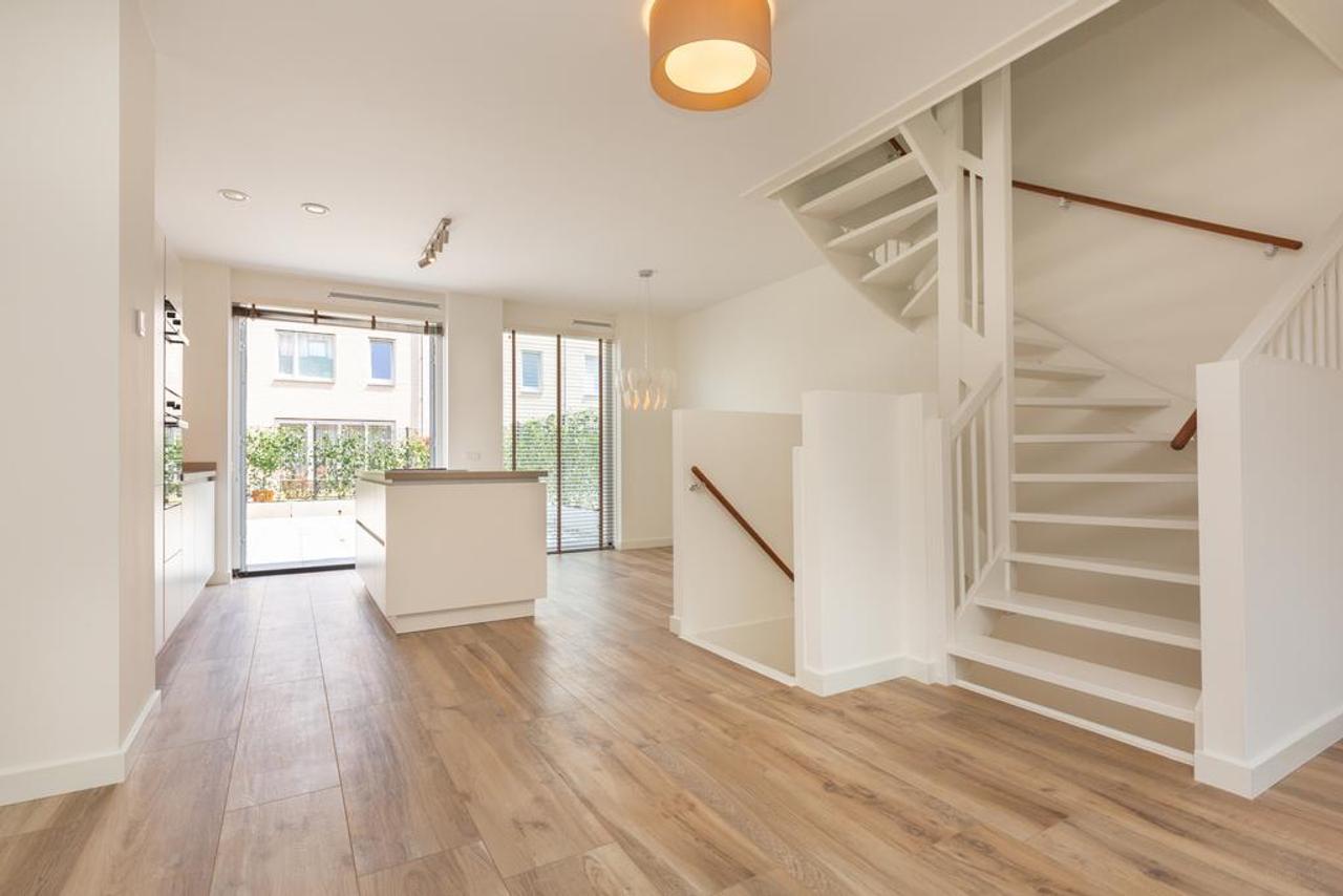 Waterfront Townhouse with Garden and Parking - Image 3
