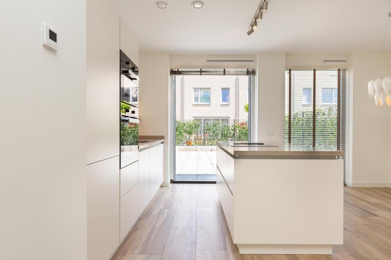 Waterfront Townhouse with Garden and Parking - Image 4