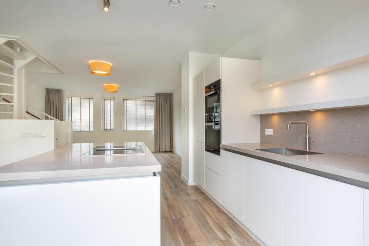 Waterfront Townhouse with Garden and Parking - Image 5
