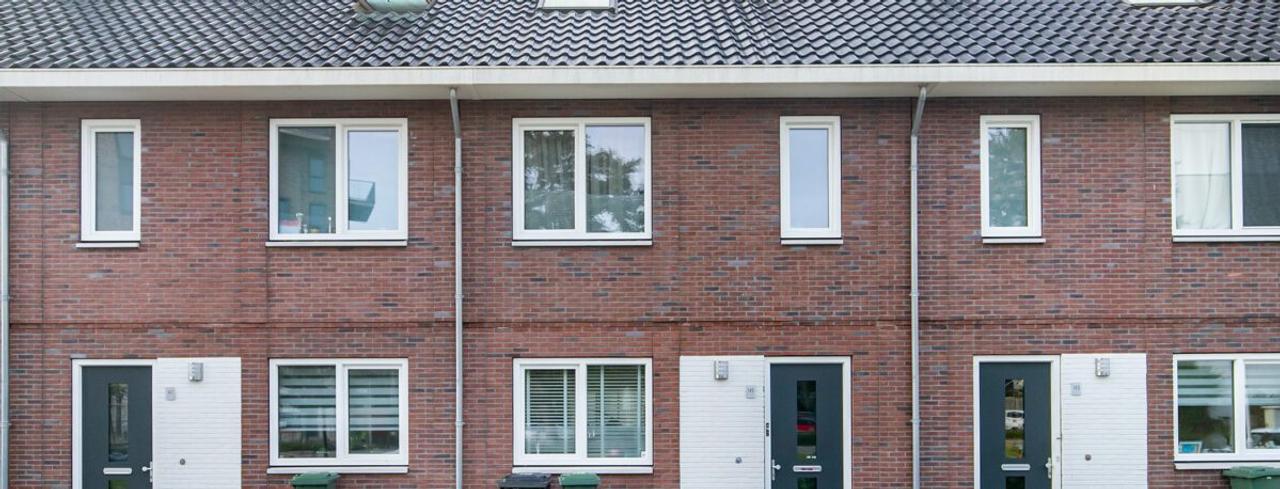 Energy-efficient family home with garden - Image 1