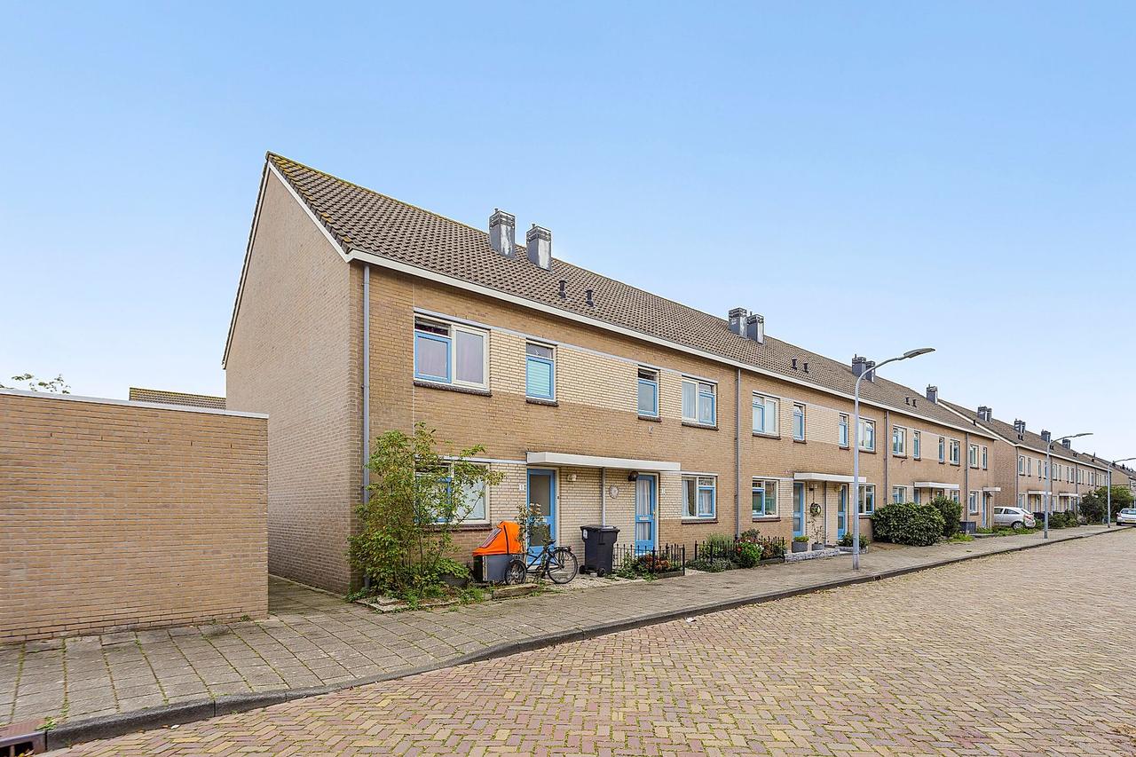 118m² Family Home with Garden in Haarlem-Oost - Image 1