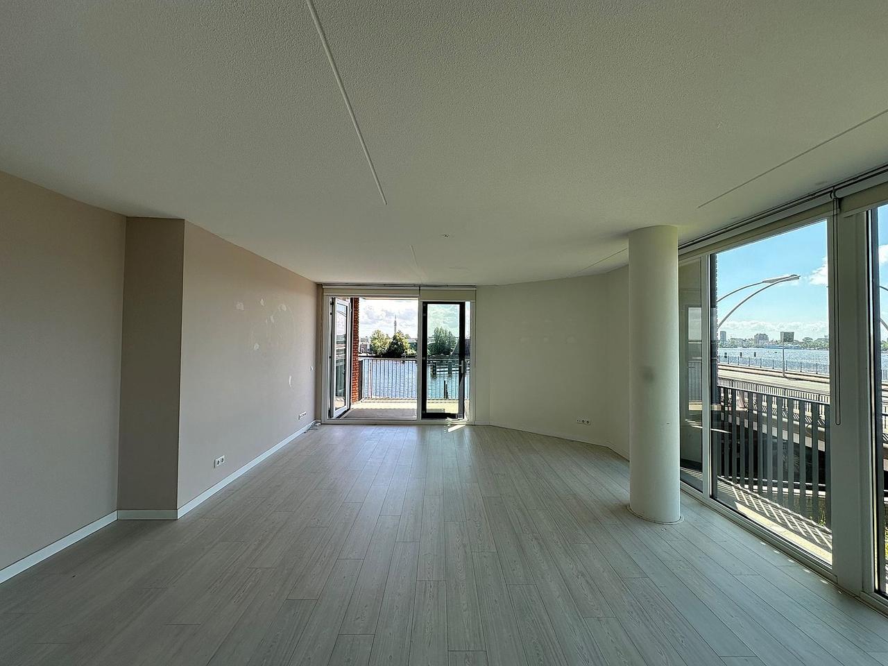 Modern 2-bedroom apartment by the water - Image 2