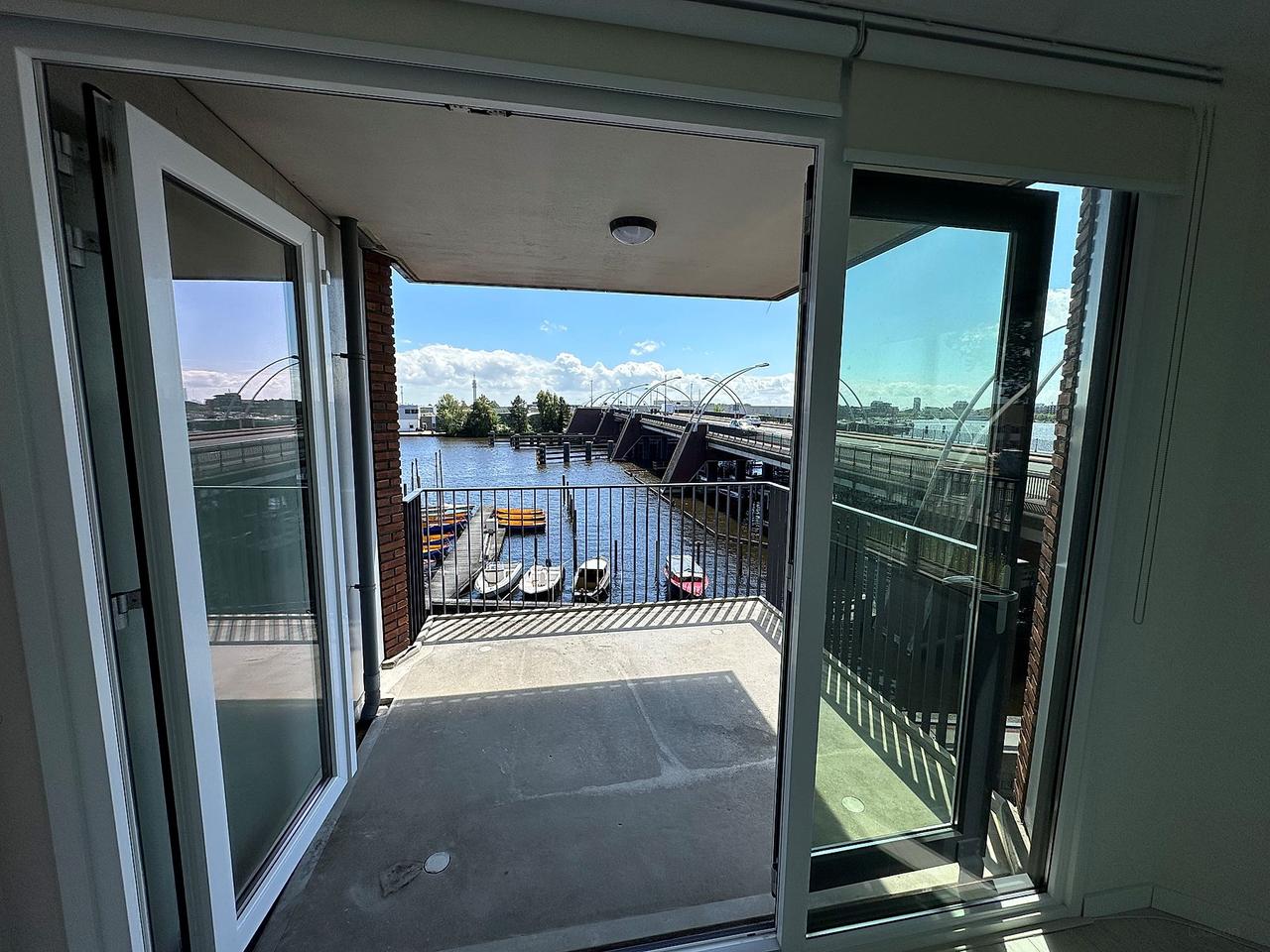 Modern 2-bedroom apartment by the water - Image 3