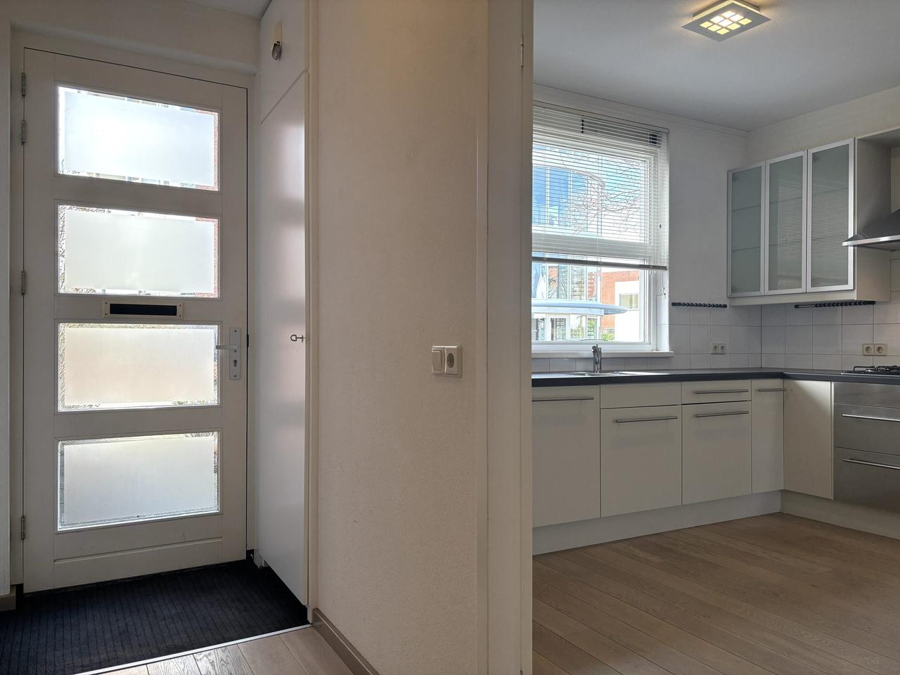 Tussenwoning met tuin vlak bij ASML - Afbeelding 4