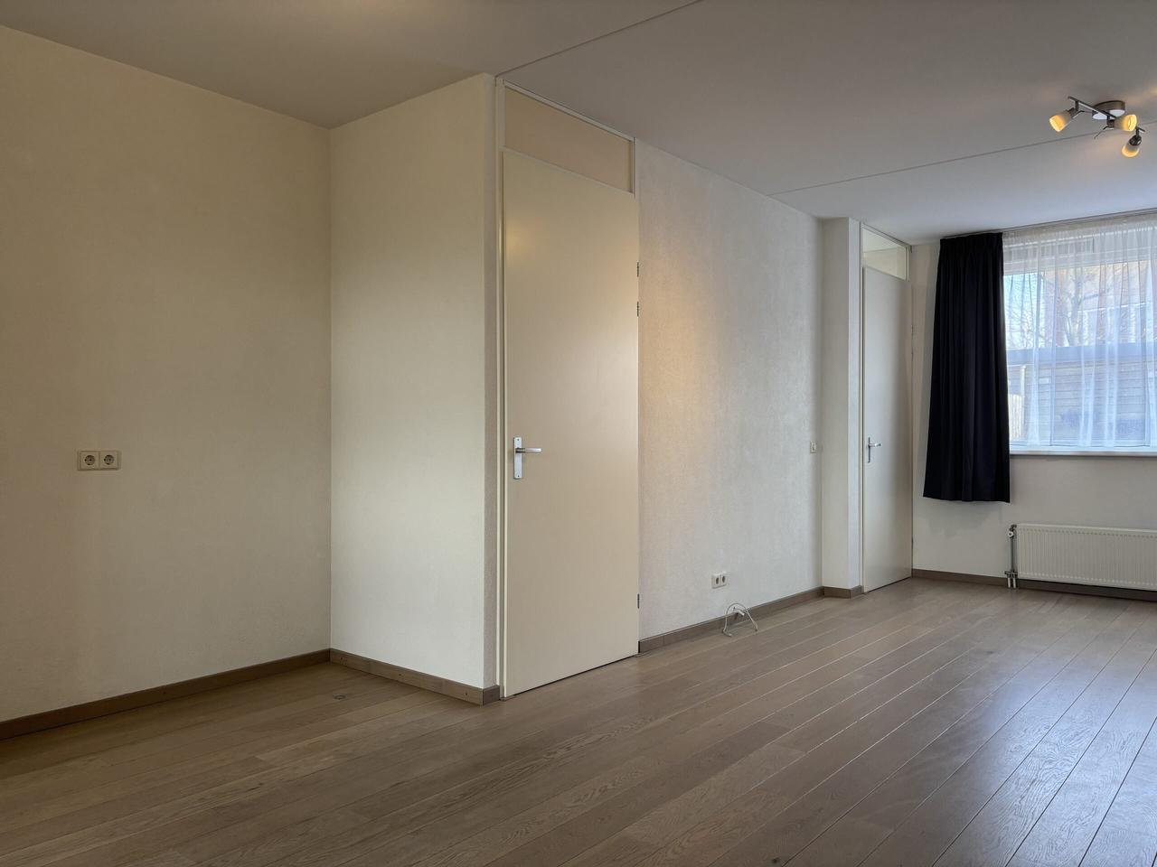 Tussenwoning met tuin vlak bij ASML - Afbeelding 8