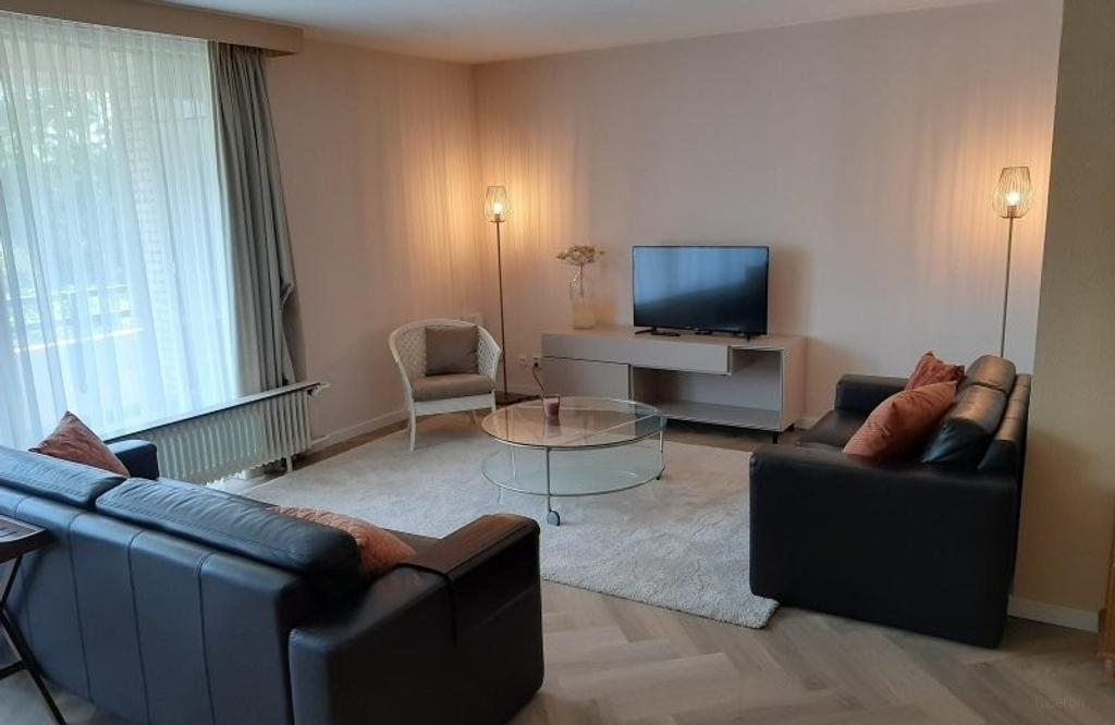 Gemeubileerd 4-kamerappartement met balkon - Afbeelding 1