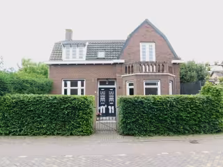 Detached House with Garden and Workspace