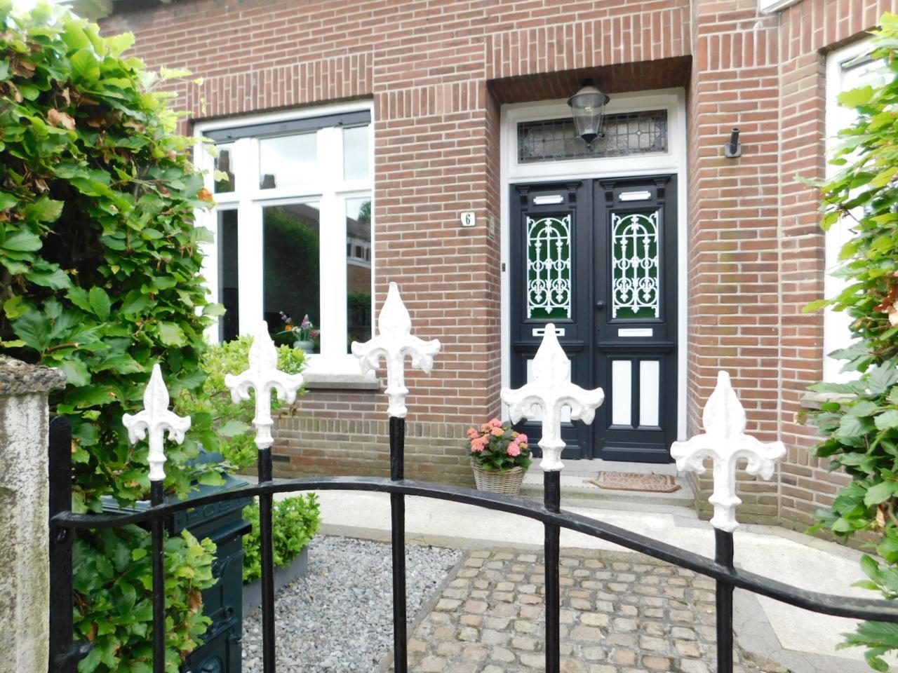 Detached House with Garden and Workspace - Image 2