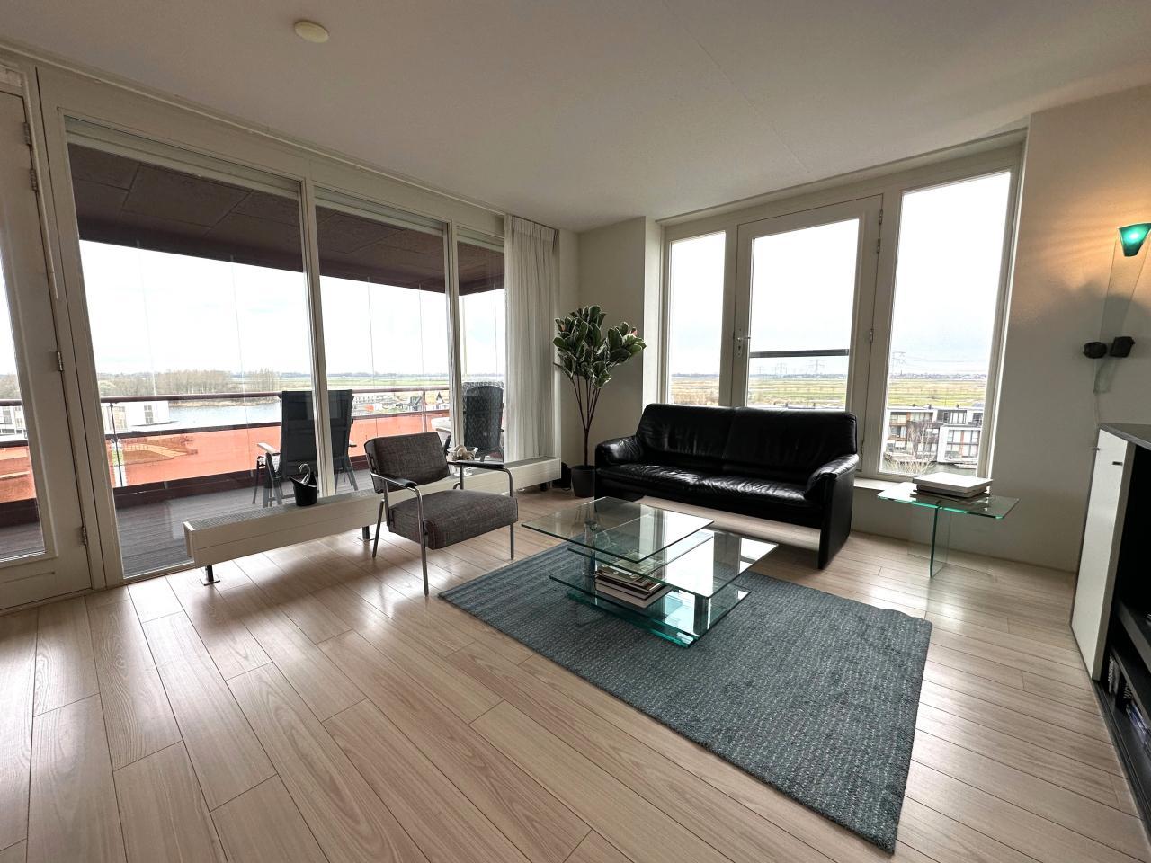 Gemeubileerd hoekappartement met groot balkon - Afbeelding 1