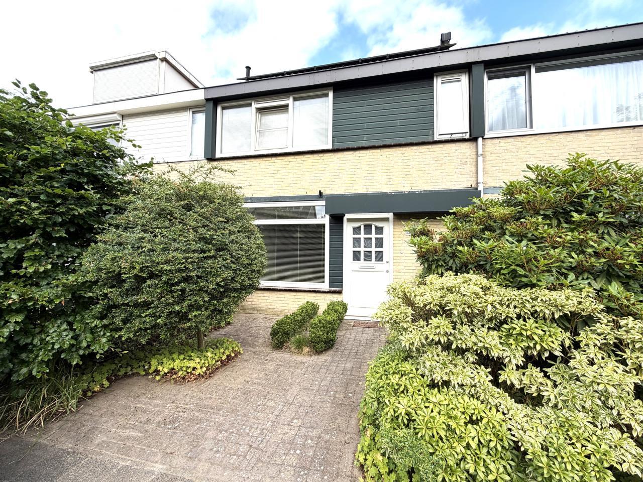 4-Bedroom Home with Sunny Garden - Image 1