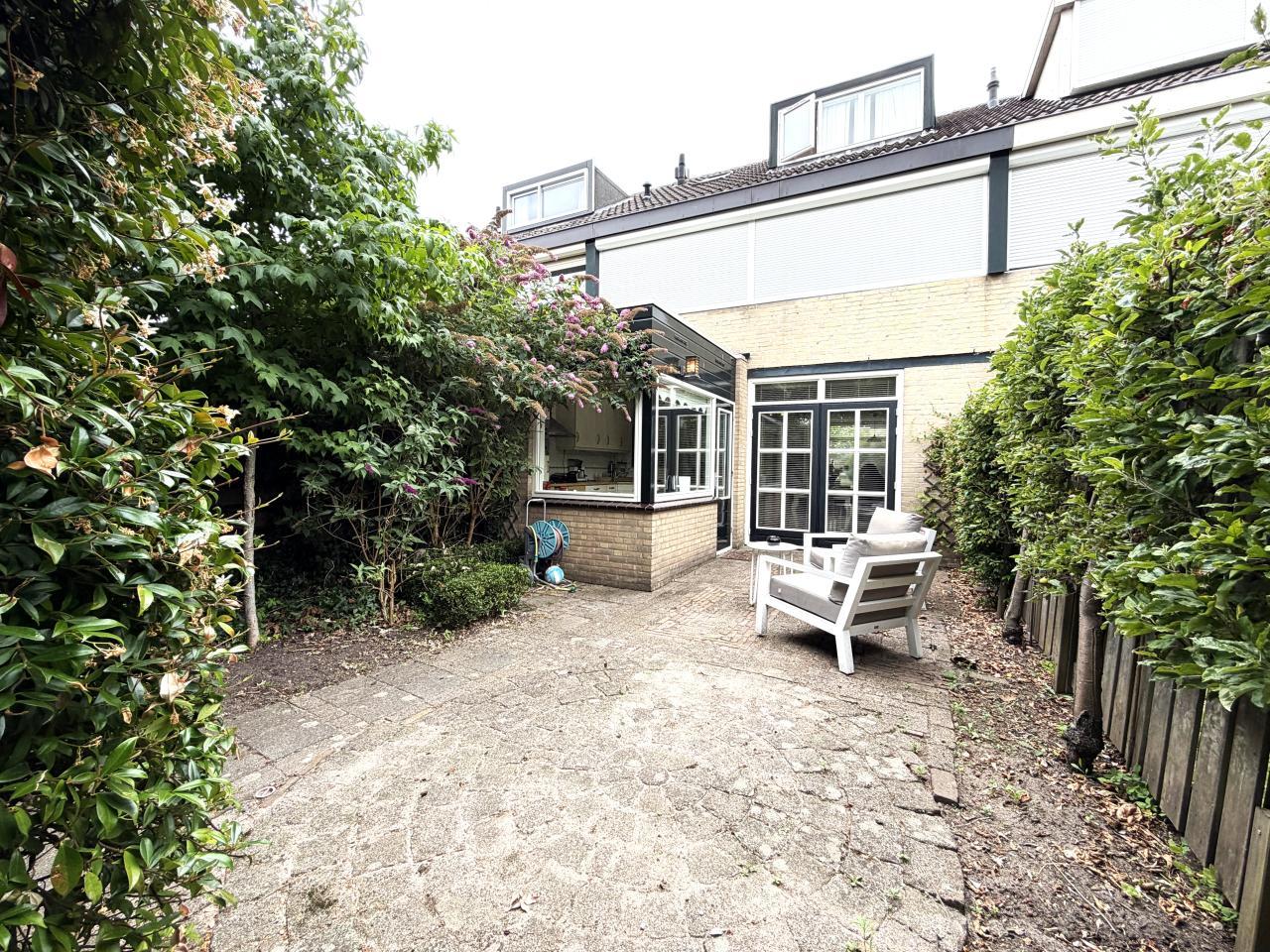 4-Bedroom Home with Sunny Garden - Image 4