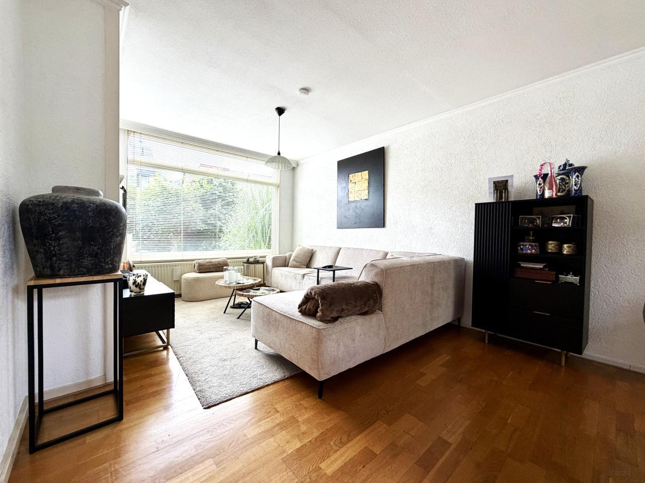 4-Bedroom Home with Sunny Garden - Image 5