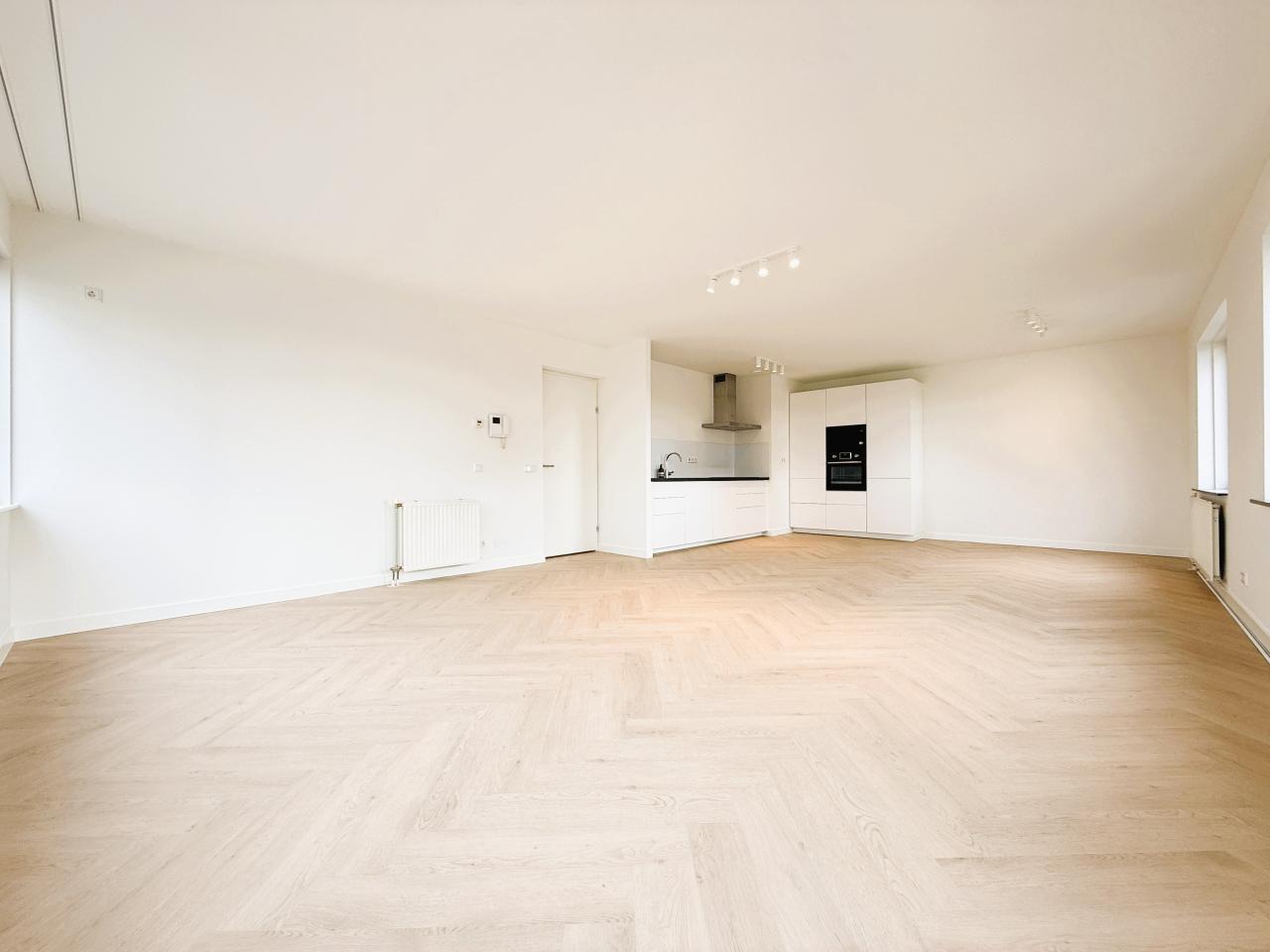 Gerenoveerd 4-kamerappartement met lift - Afbeelding 4