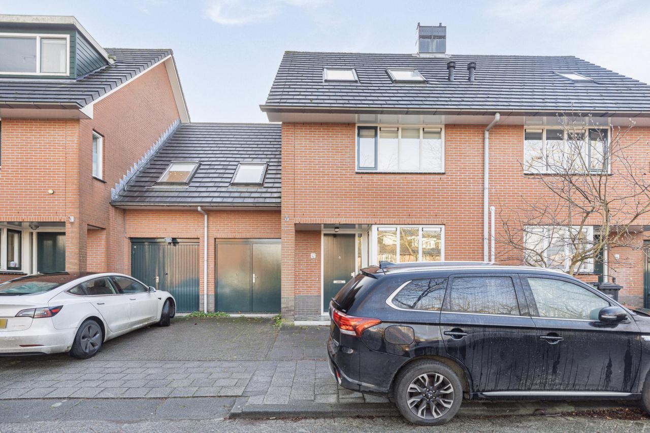 5-bedroom family home with south-facing garden - Image 1