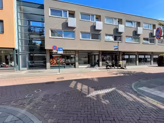 Licht 3-kamerappartement met terras en parking
