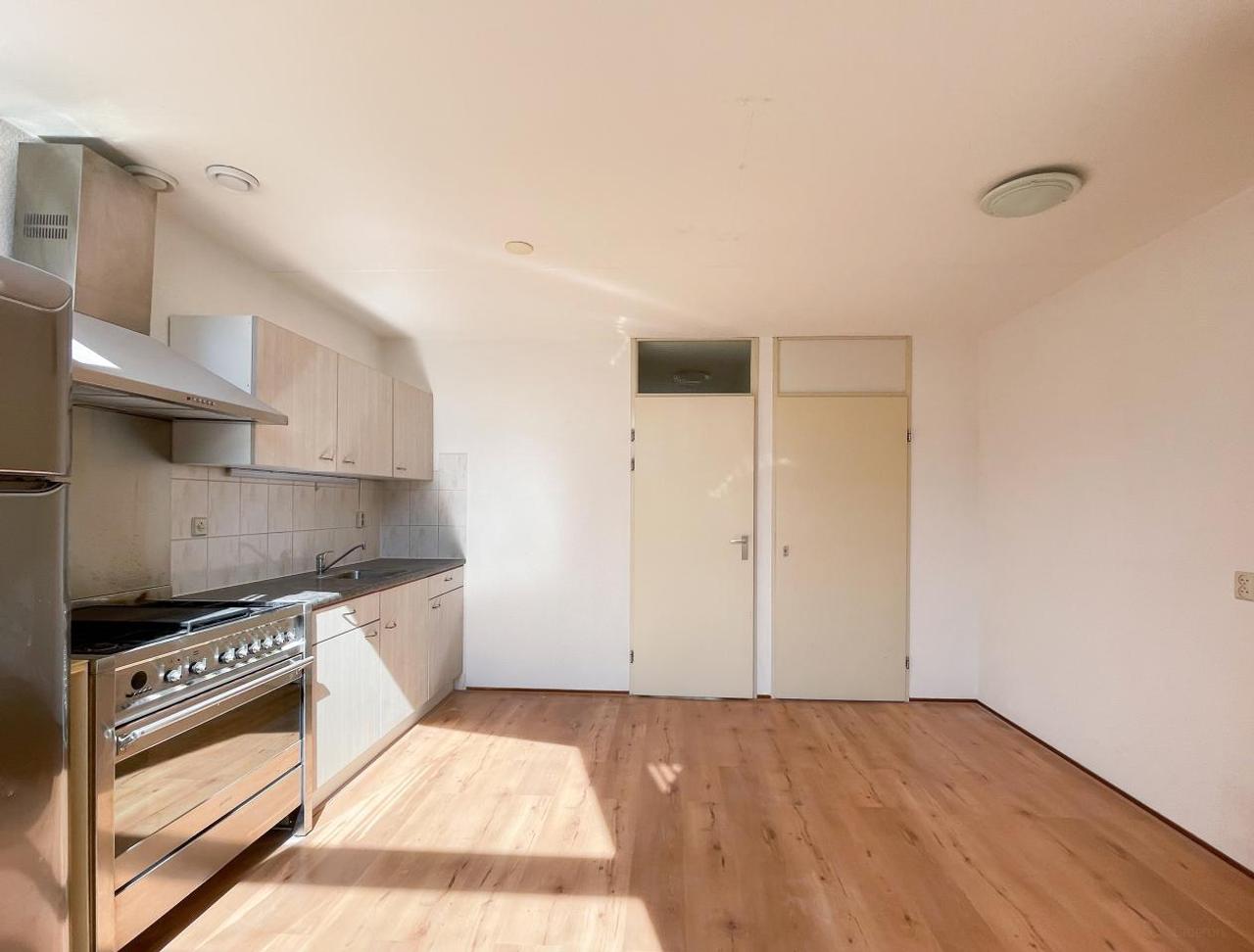 Bright 2-Bedroom Duplex with Terrace - Image 4