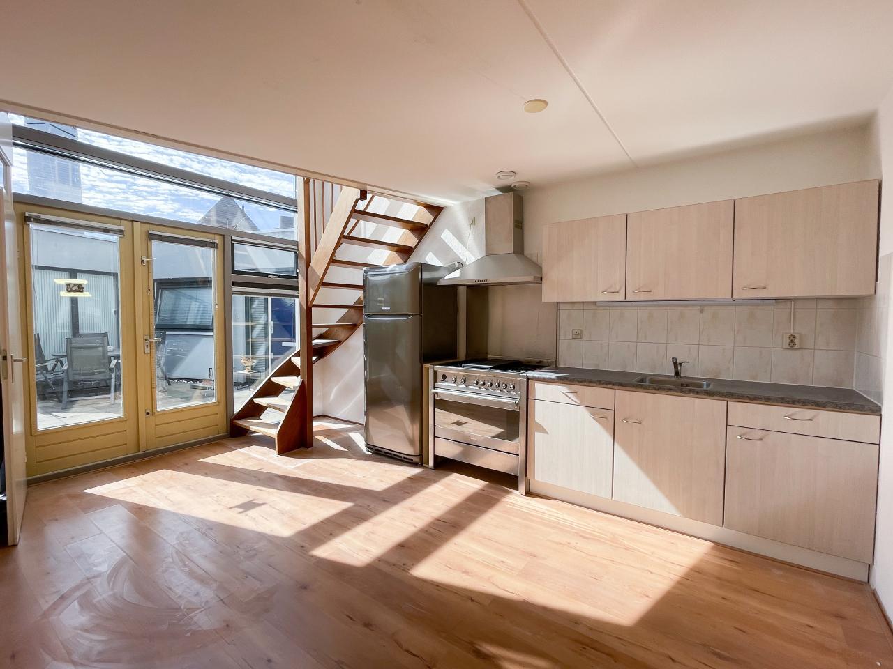 Bright 2-Bedroom Duplex with Terrace - Image 5