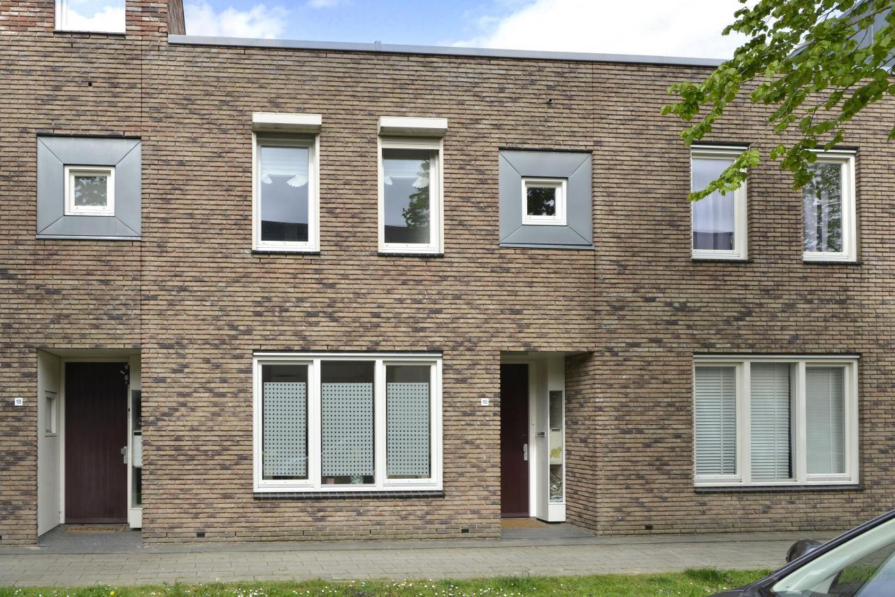 Family Home with Garden and 3 Bedrooms - Image 1