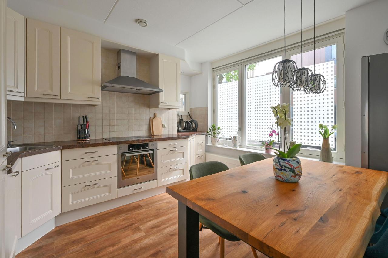 Family Home with Garden and 3 Bedrooms - Image 4
