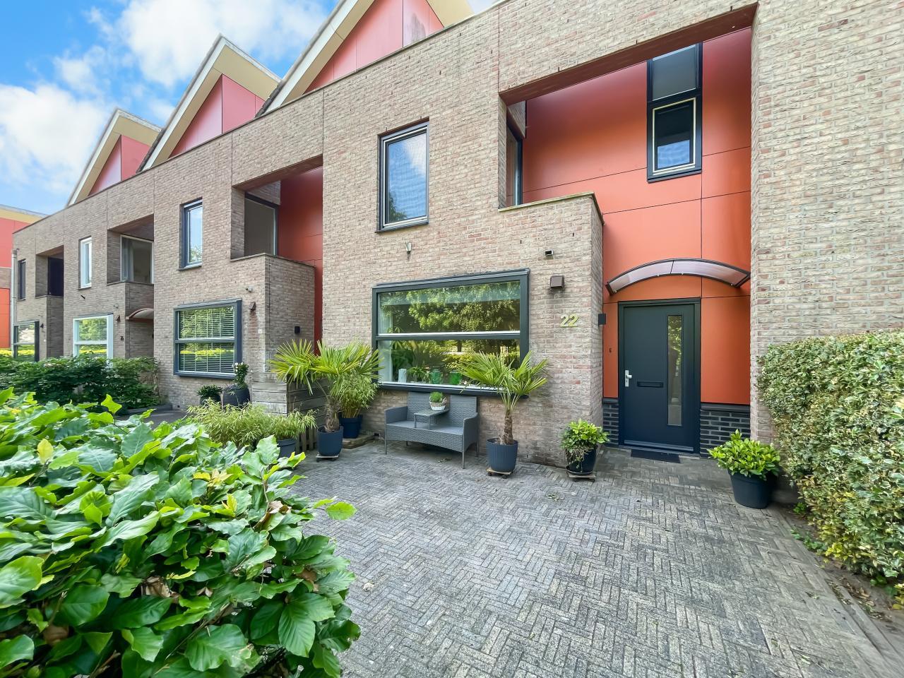 Furnished Townhouse with Park Views - Image 1